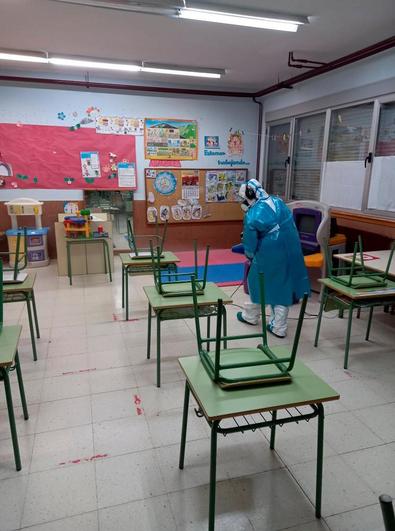 Labores de desinfección en una de las aulas del colegio de Cantalapiedra