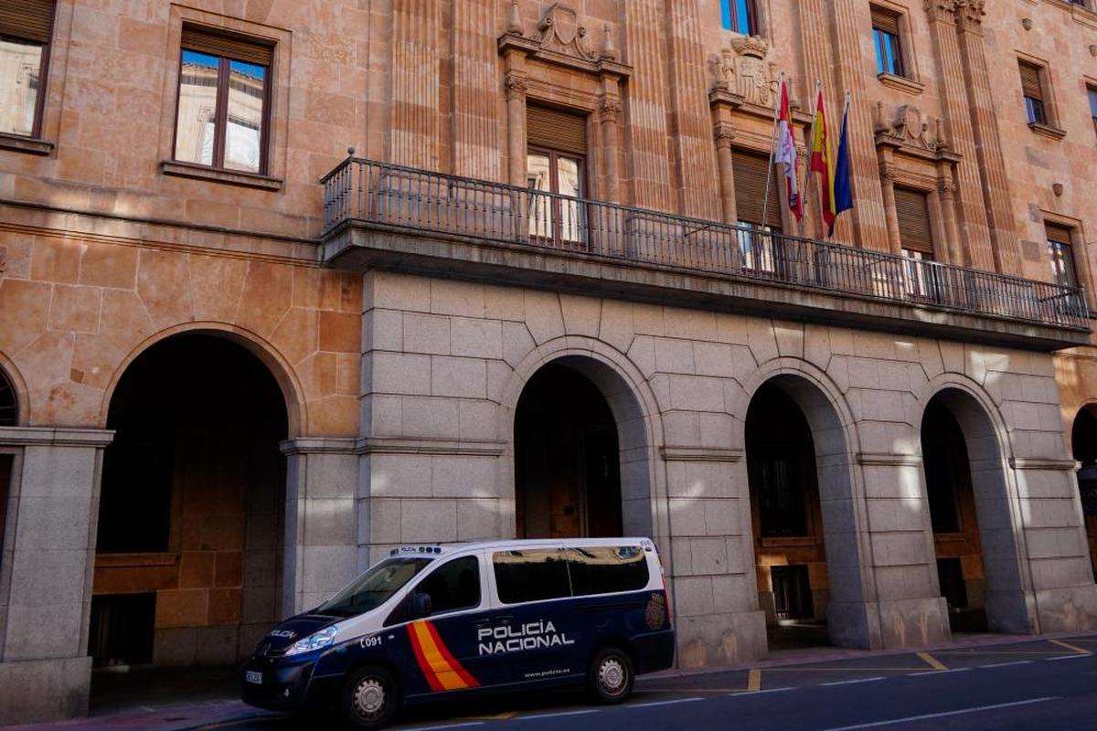 Furgón de la Policía Nacional en los Juzgados de Salamanca.