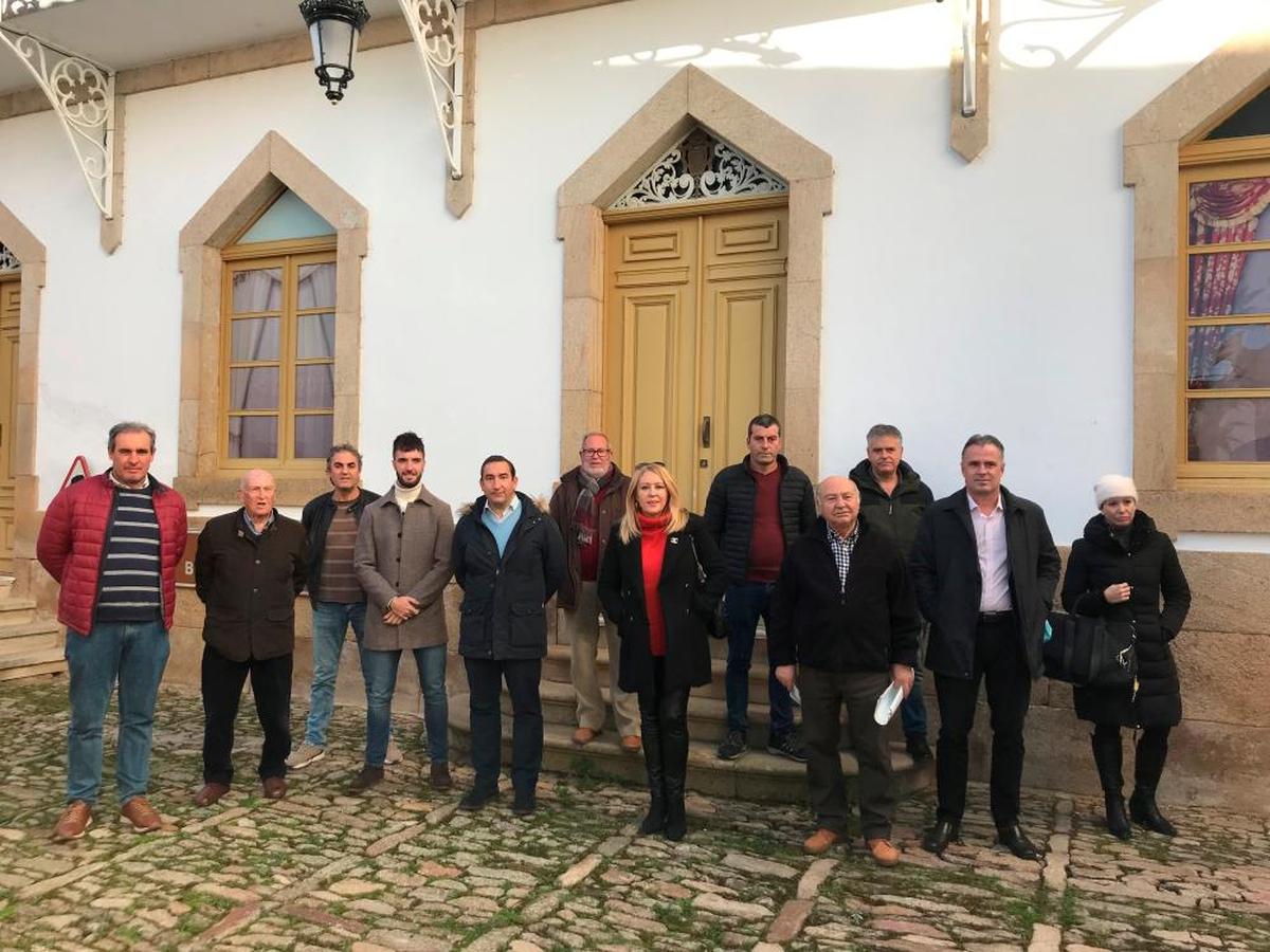 Eloy Ruiz con representantes municipales de la zona de Lumbrales