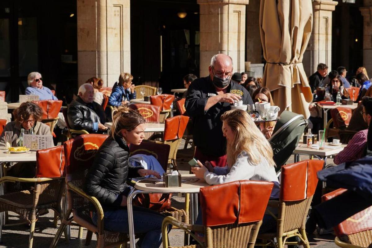 Un camarero sirve unas consumiciones en la Plaza Mayor