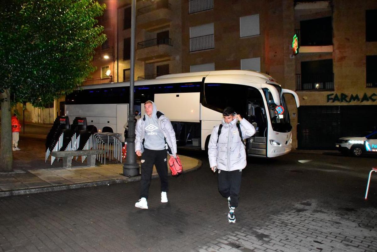 Los jugadores del Rayo Vallecano bajan del autobús