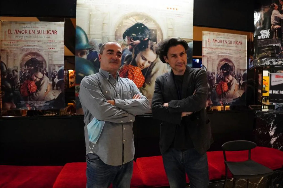 Los salmantinos Víctor Reyes y Rodrigo Cortés, en los Cines Van Dyck ante los carteles de “El amor en su lugar”
