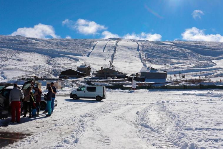 Las instalaciones recibieron la visita de aficionados a la nieve pese a que la estación no está abierta