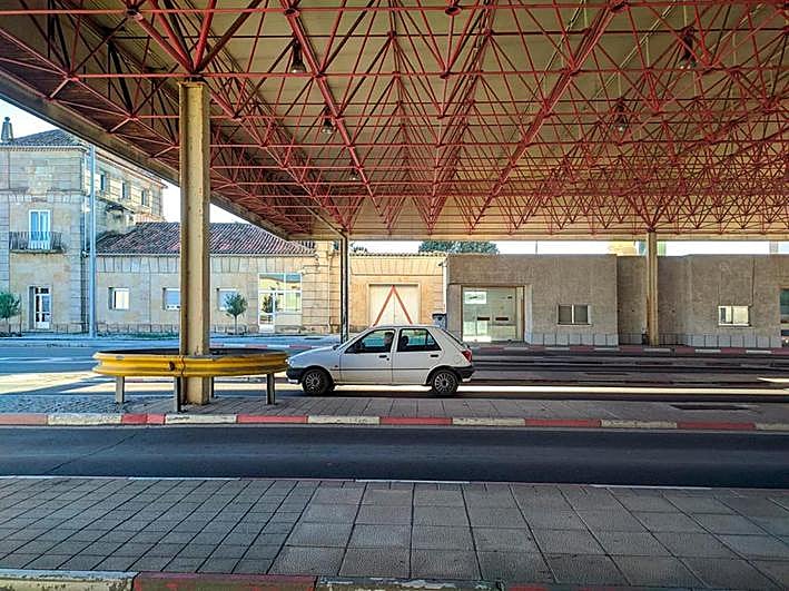 Un turismo cruza el paso de Vilar Formoso-Fuentes de Oñoro.