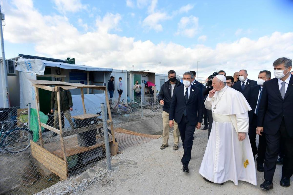 Francisco en su visita al asentamiento de Mitilene