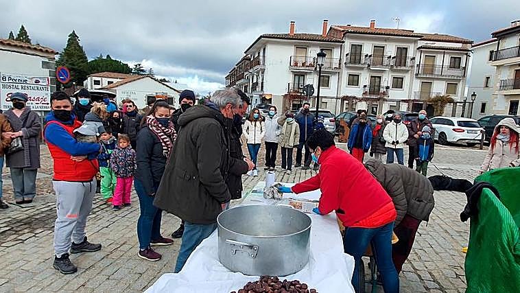 Imagen del reparto de los calbotes en la plaza del Humilladero de Candelario, por la mañana.