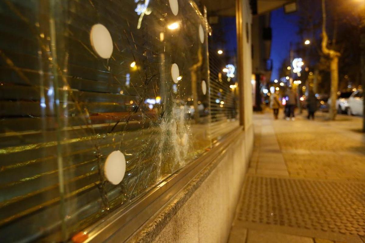 Daños provocados en el escaparate de una carnicería de la avenida de Portugal a la altura del número 23.