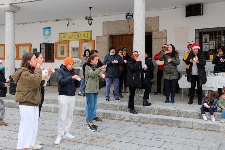 Los asistentes comieron las doce uvas en la plaza Mayor, junto al Ayuntamiento.