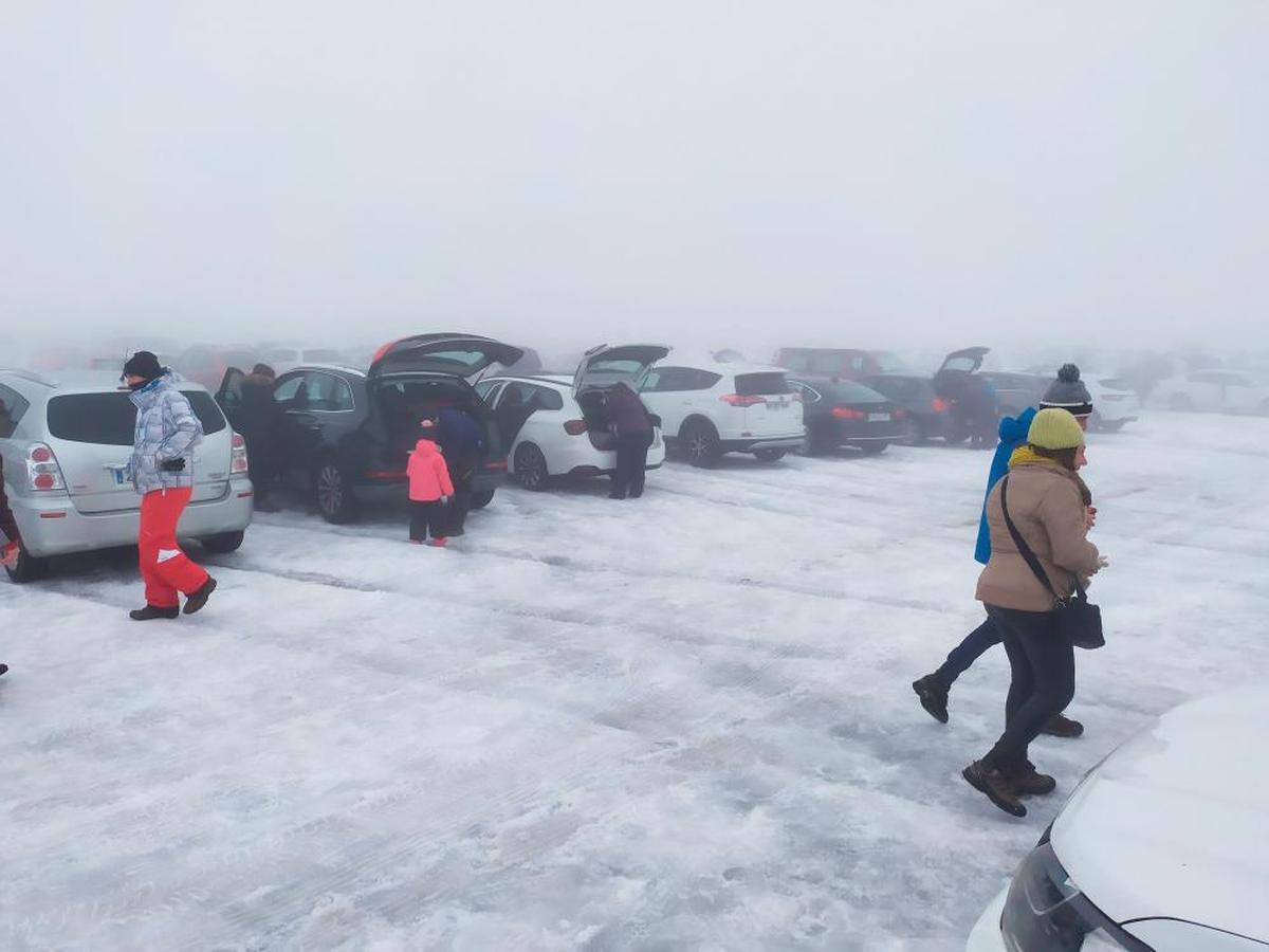 El aparcamiento de la estación de esquí registró a lo largo de la mañana decenas de coches aparcados. | TEL