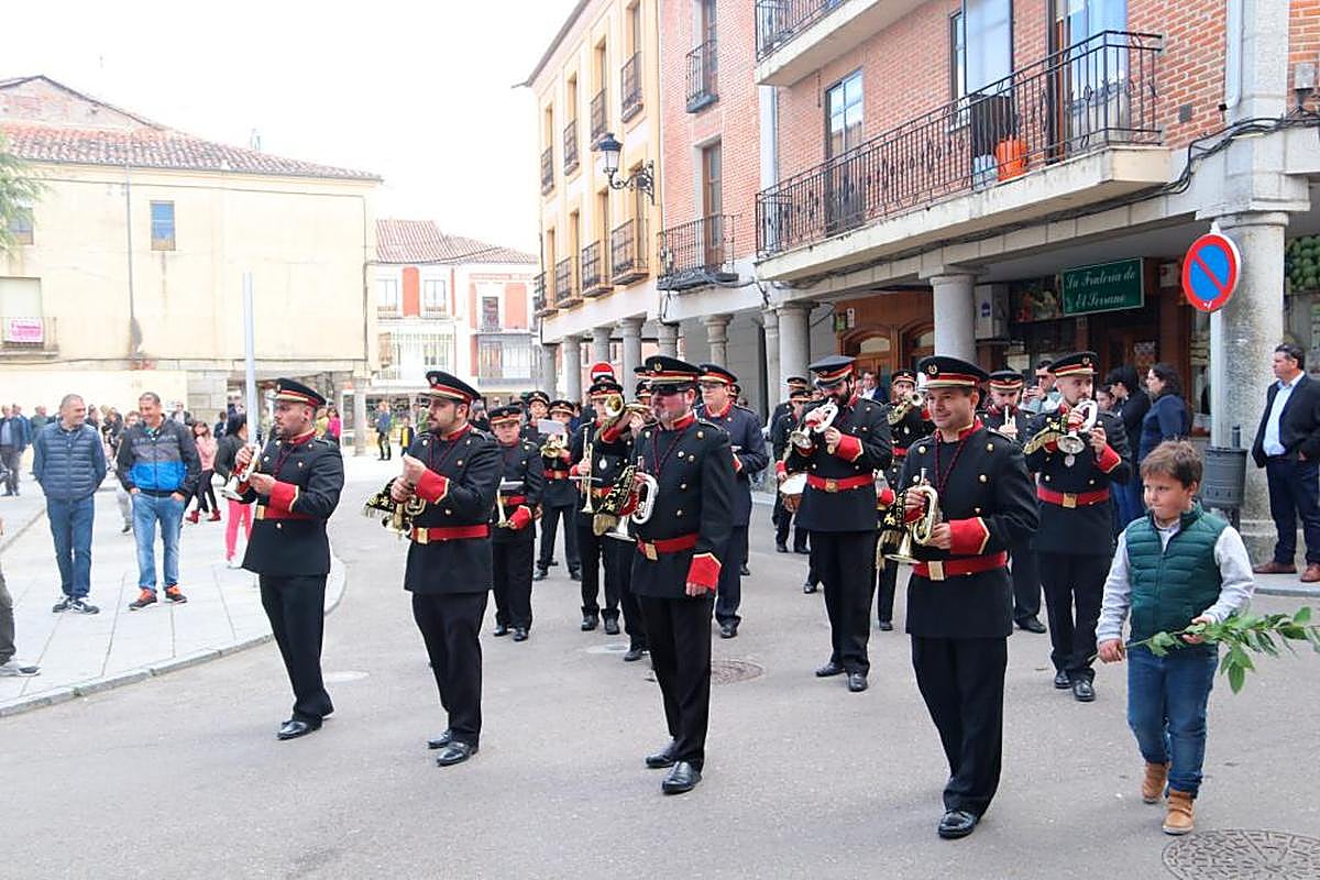 La banda de cornetas y tambores acompañando una procesión en el año 2019.