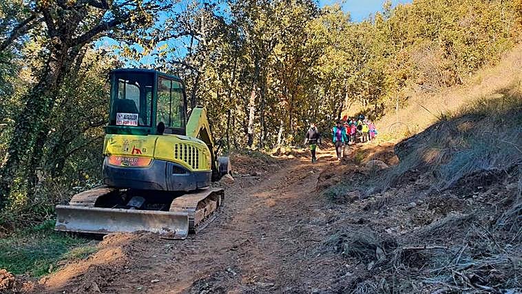 Imagen de los trabajos que el Ayuntamiento de Candelario ha realizado en el antiguo camino a Béjar.