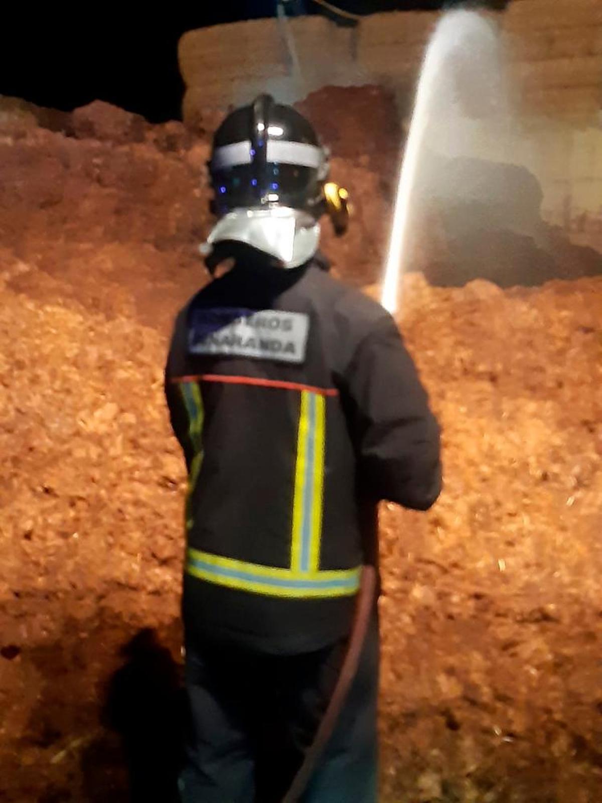 Un bombero de Peñaranda, en las labores de extinción.