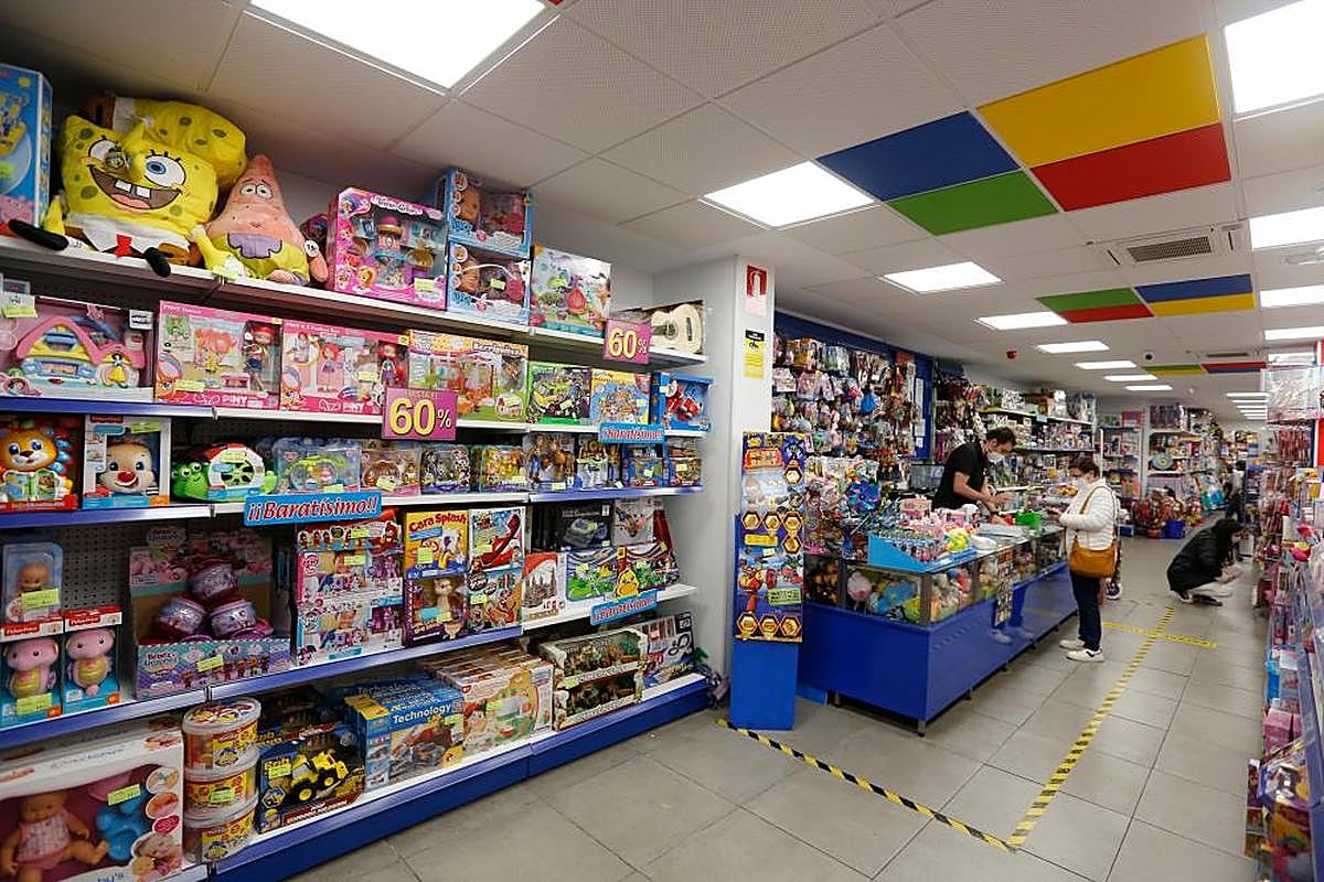 Diversos juguetes expuestos en un comercio