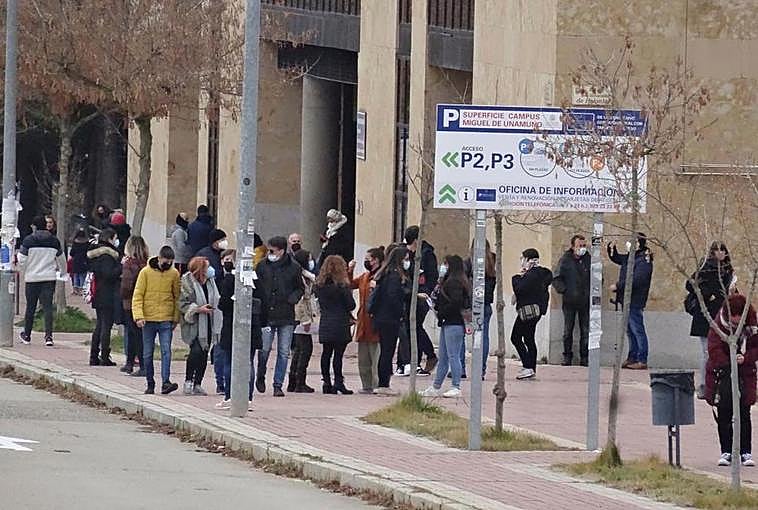 Corrillos de opositores a la salida del examen en una de las facultades del Campus Unamuno