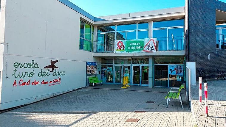 Escuela Turó del Drac, en Canet de Mar, con una pintada a favor de la escuela en catalán.