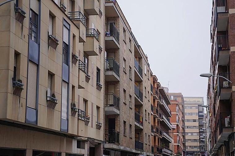 Edificios de viviendas en una de calle del barrio del Oeste.