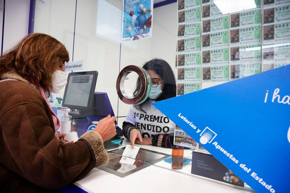 Venta de Lotería de Navidad en una administración