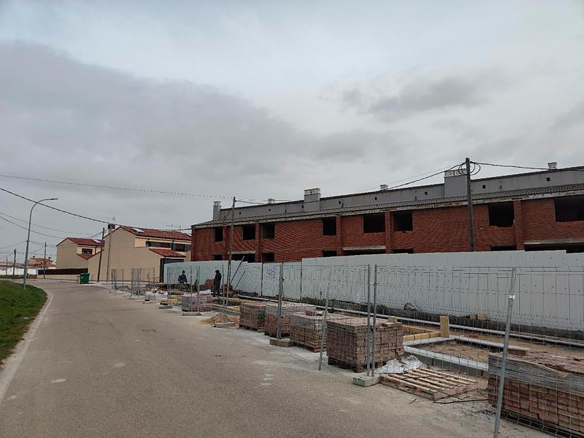 Antiguas viviendas de Camineros junto a las 17 de nueva construcción al fondo