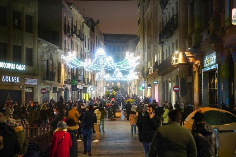 Ciudadanos paseando por la calle Toro.