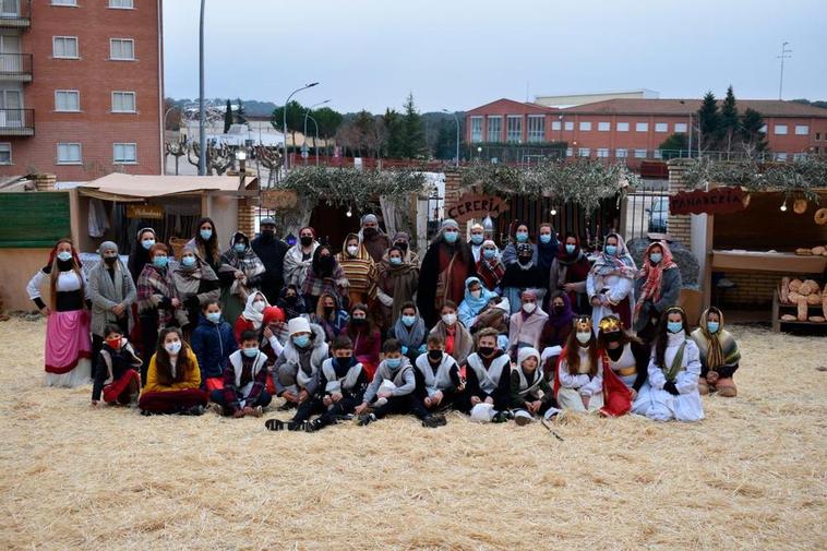 Un centenar de vecinos participaron en la recreación del belén viviente en la urbanización El Encinar