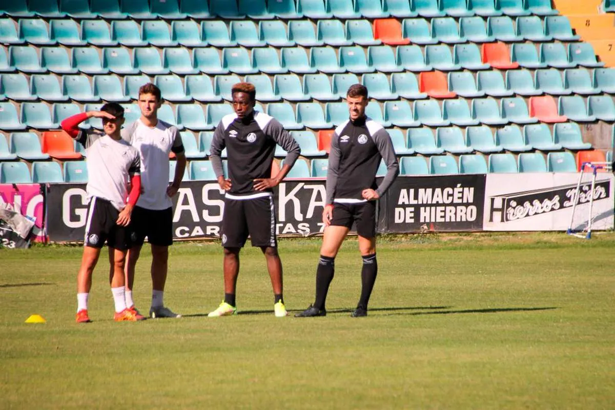 Ribeiro, Manin y Jairo, tres ‘9’ del Salamanca, con Liam.