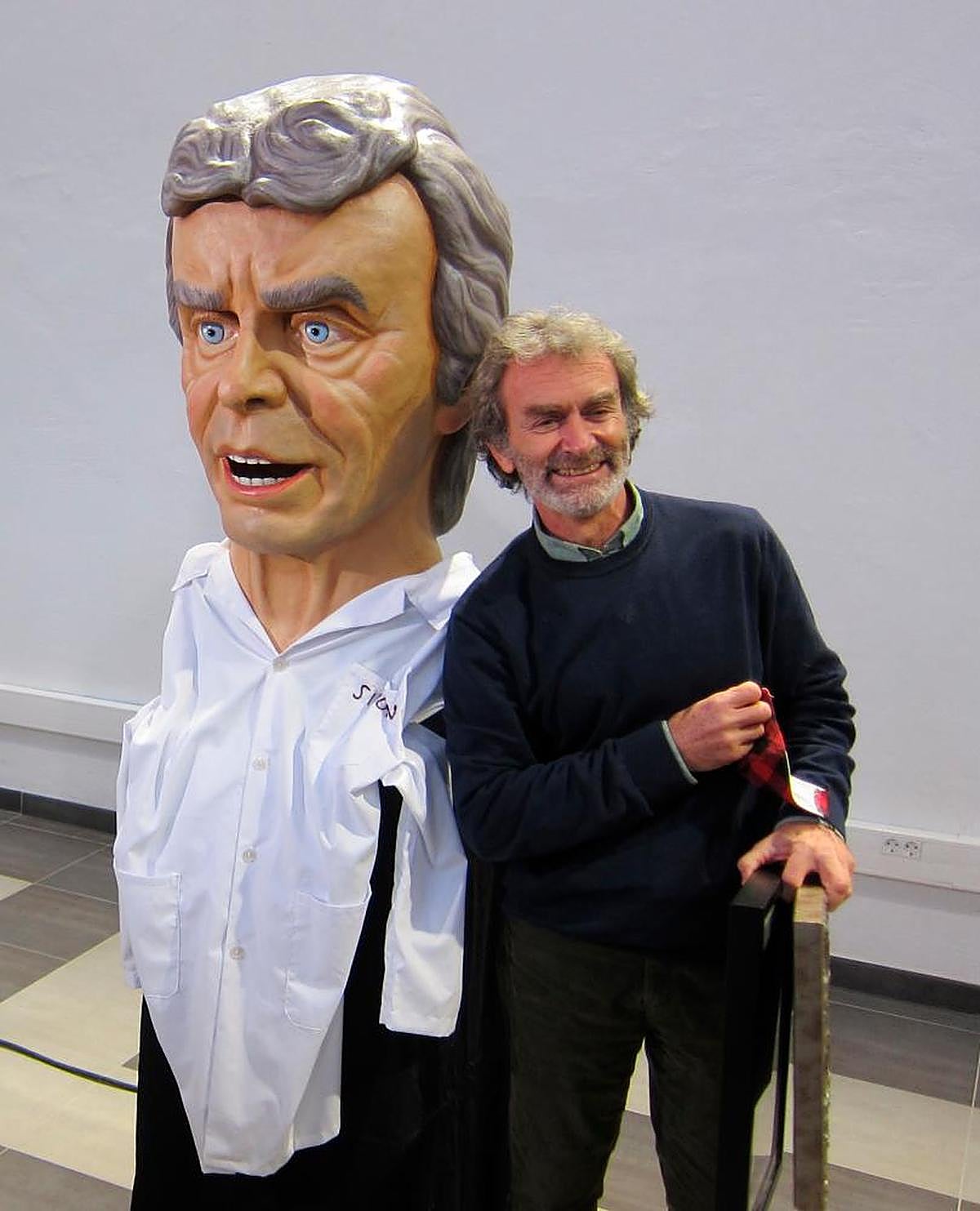 Fernando Simón, con el cabezudo en su honor