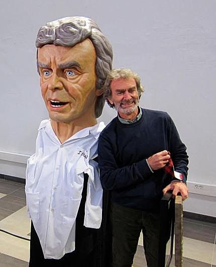 Fernando Simón, con el cabezudo en su honor