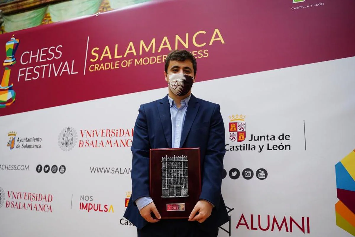 Jaime Santos, con su trofeo de ganador.