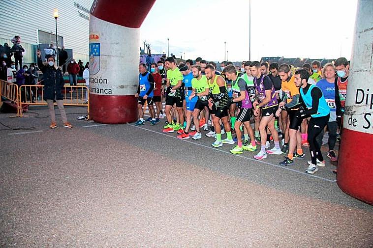 La salida de la categoría absoluta en la carrera de Navidad de Villamayor.