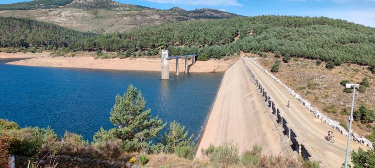 Imagen del pantano de Navamuño este otoño