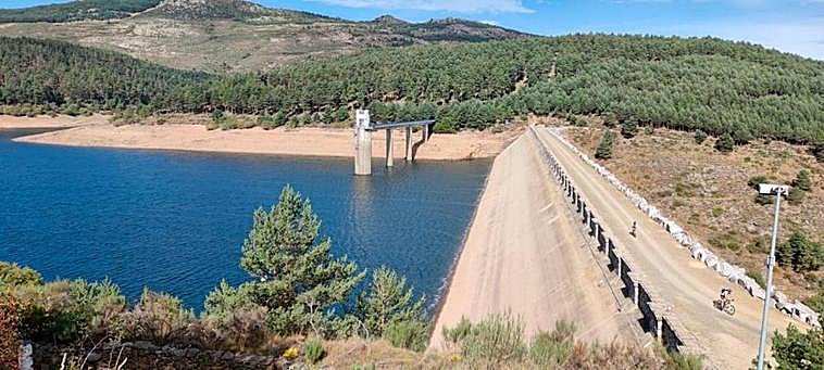 Imagen del pantano de Navamuño este otoño