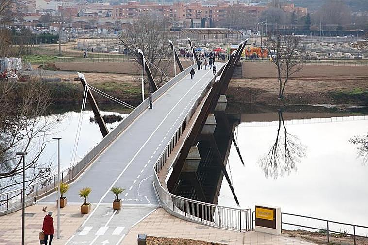 La nueva pasarela que une Huerta Otea con los barrios transtormesinos
