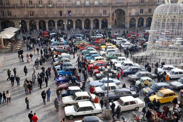 La Plaza Mayor, repleta de coches clásicos