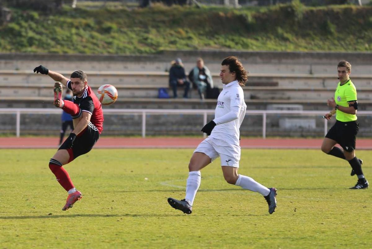 Víctor Abajo, en una acción del partido