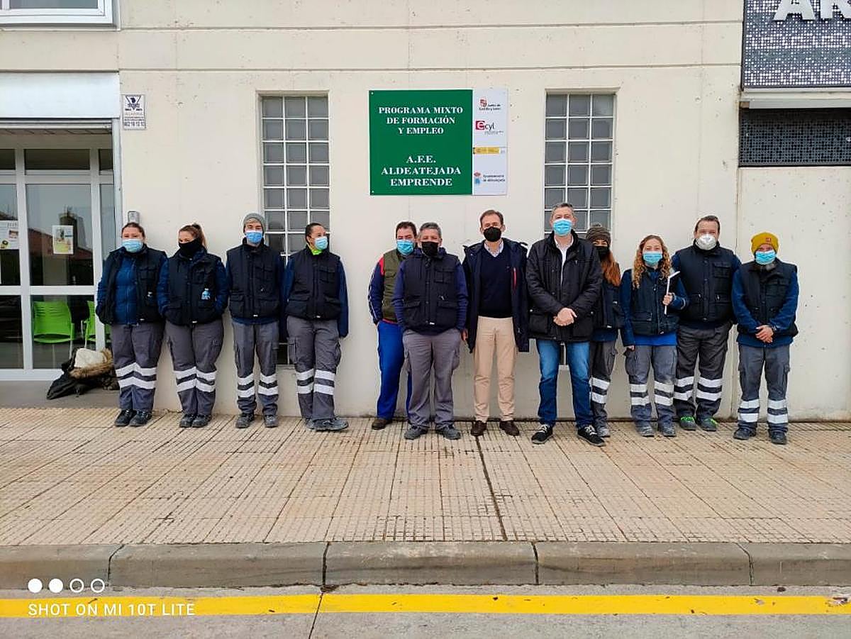 Alumnos y representantes de la Corporación de Aldeatejada en la presentación