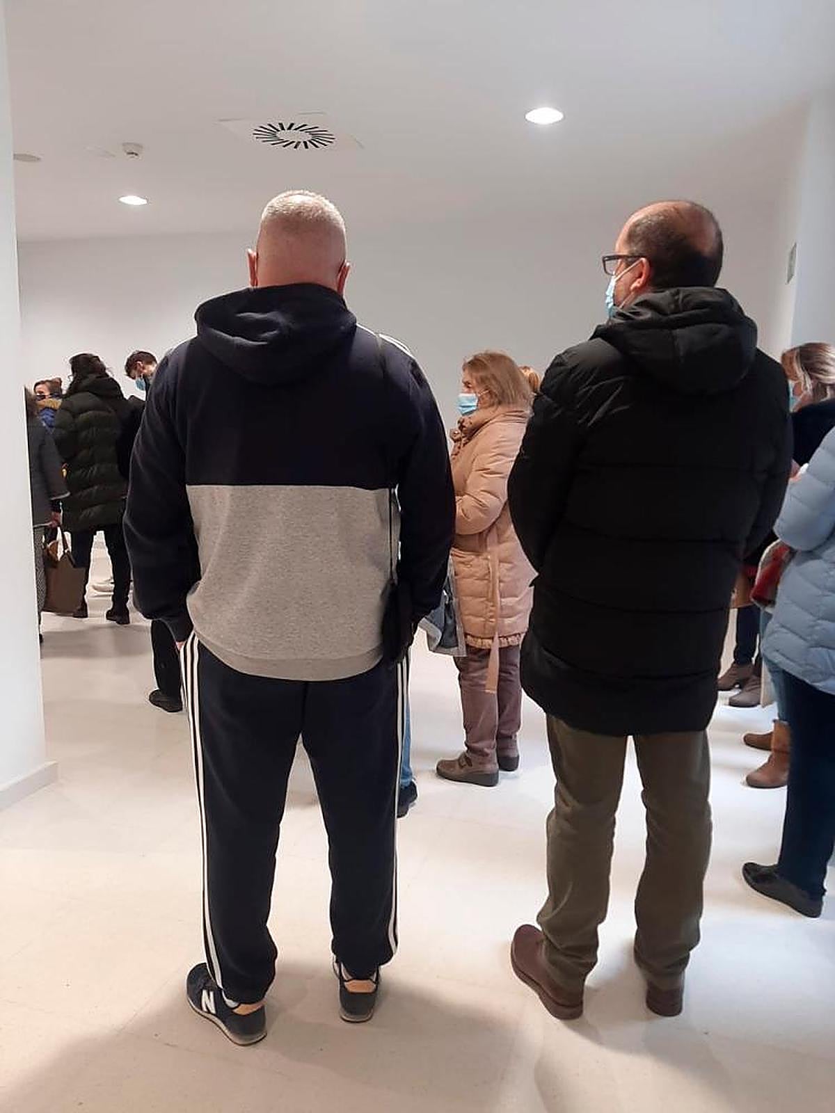 Largas colas de pacientes y trabajadores hasta llegar al ascensor.