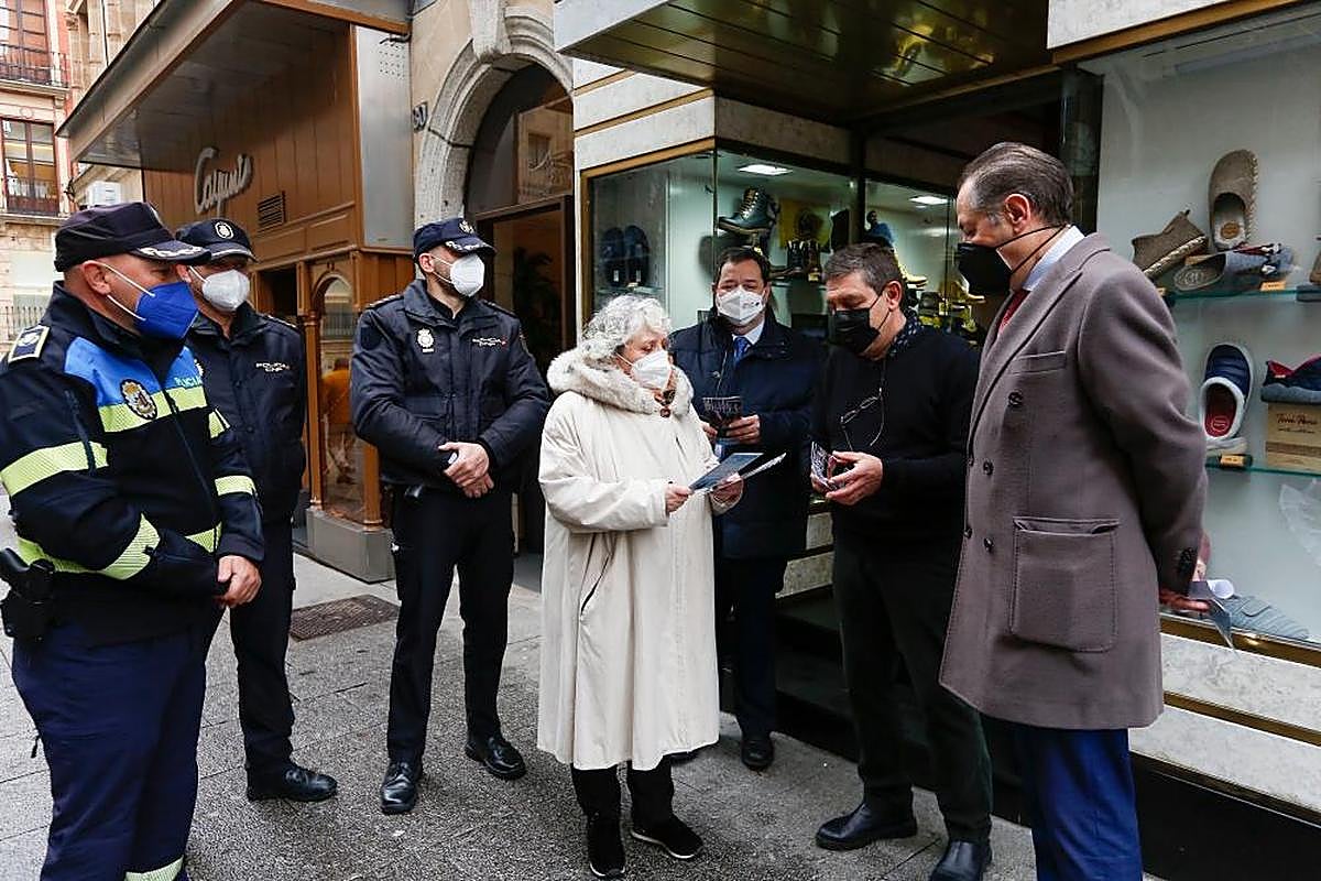 La subdelegada del Gobierno, Encarnación Pérez, el presidente de la Cámara, Benjamín Crespo, y el edil de Protección Ciudadana, Fernando Carabias