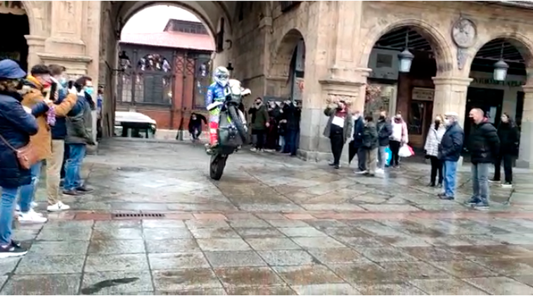 Lorenzo Santolino entra con su moto en la Plaza Mayor