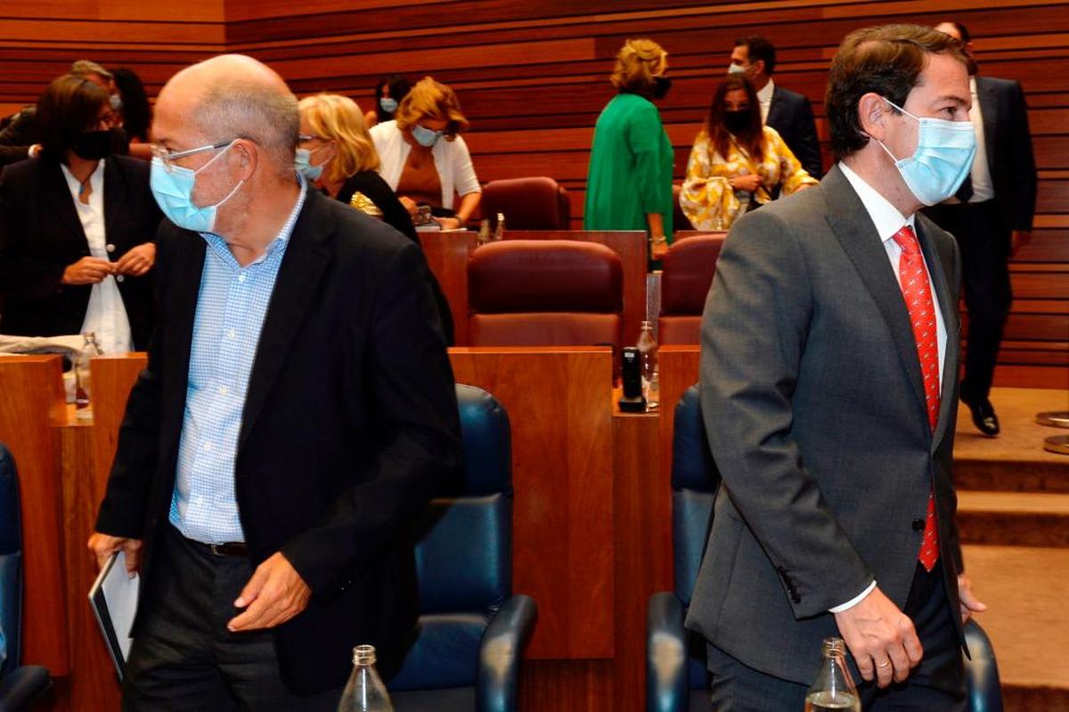 Francisco Igea y Alfonso Fernández Mañueco, en un pleno de las Cortes