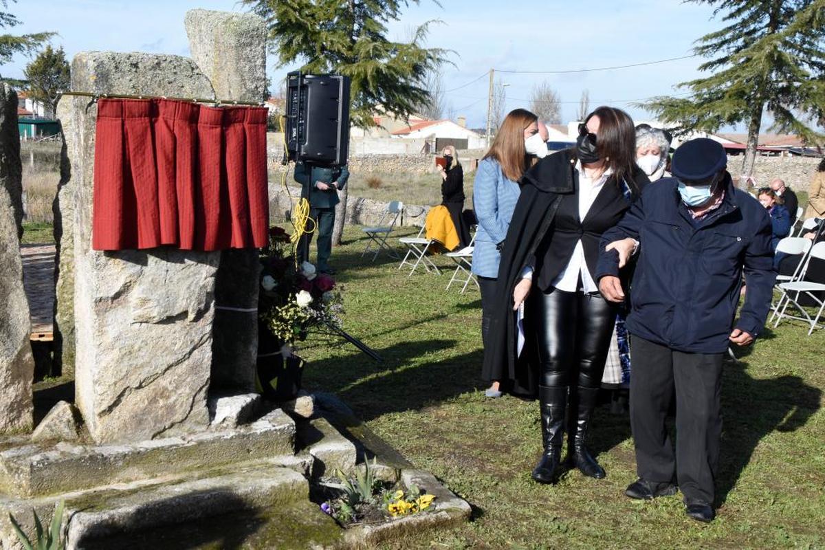 Los vecinos descubrieron una placa conmemorativa en el monolito