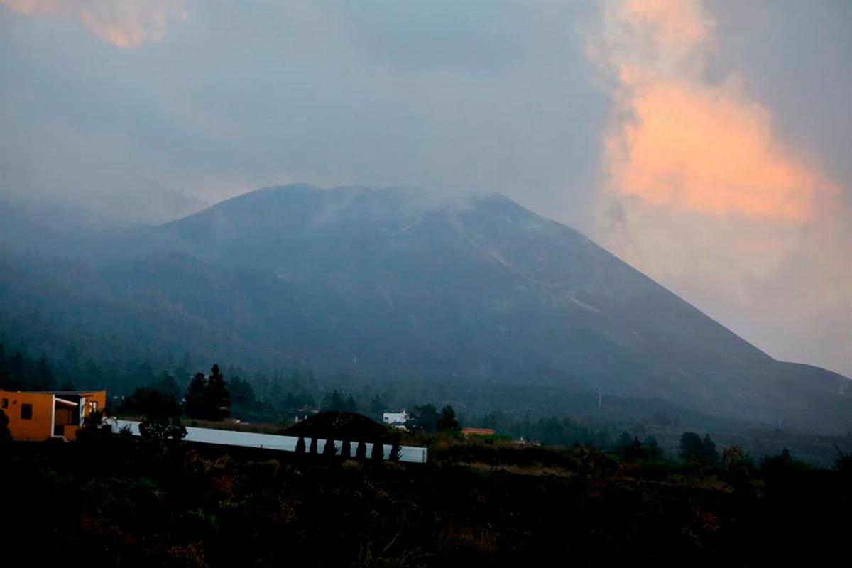 Gases expulsados por el volcán este viernes.