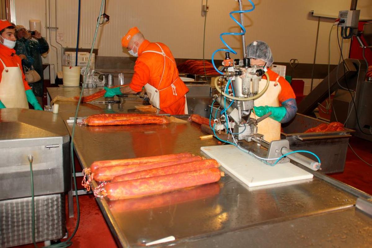 Trabajadores en una industria cárnica de Guijuelo.