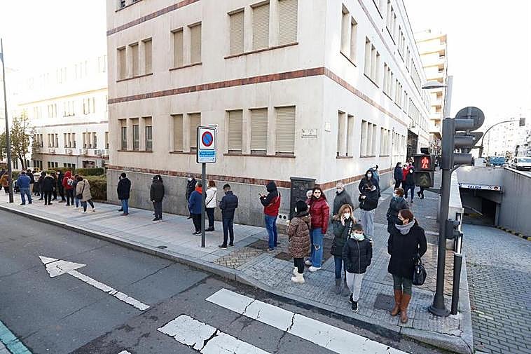 Colas a las puertas del SUAP de la calle Valencia.