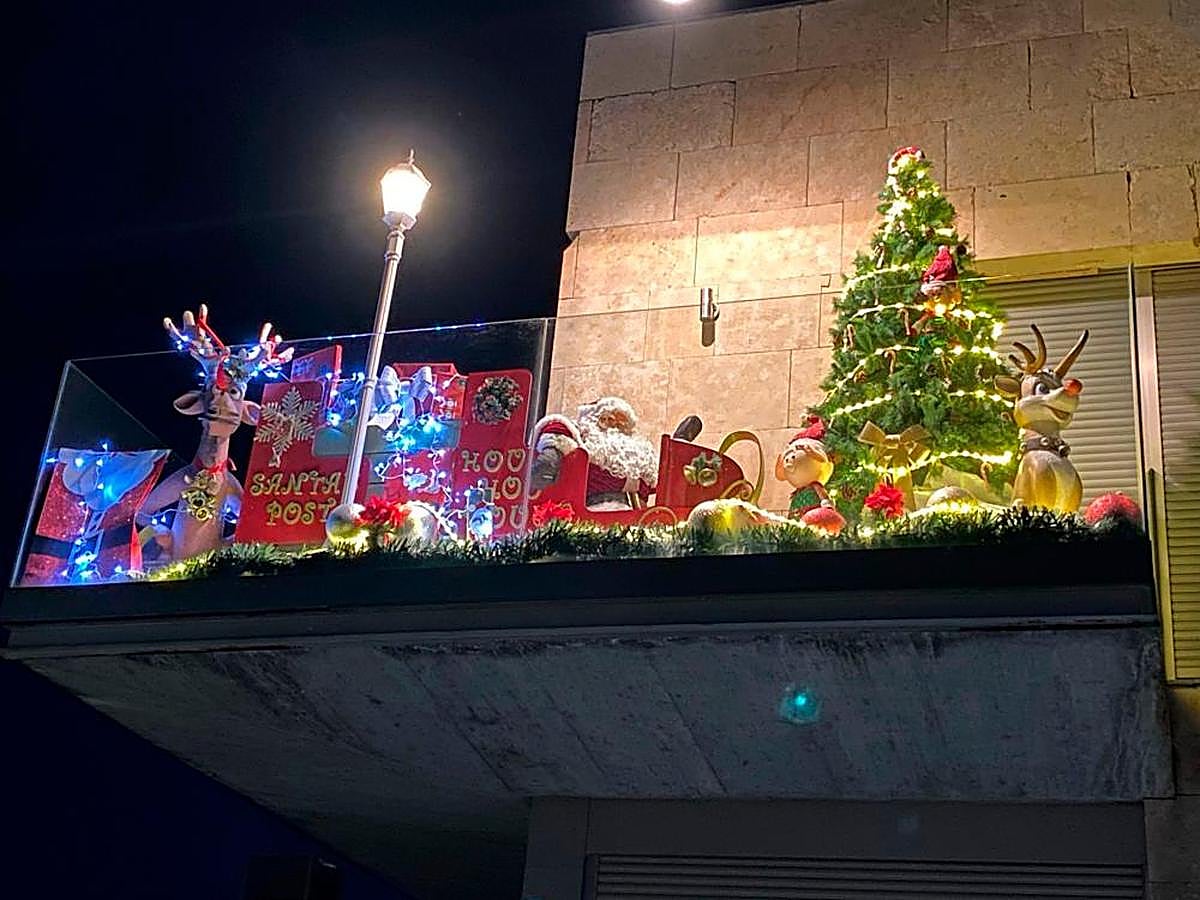 El balcón de la fachada de la casa de Santi.