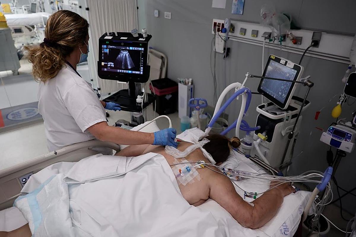 Un paciente covid en el hospital Isabel Zendal de Madrid.