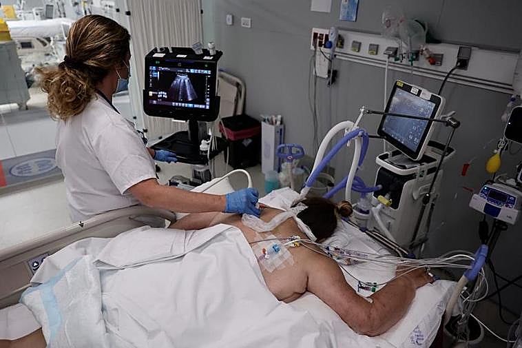 Un paciente covid en el hospital Isabel Zendal de Madrid.