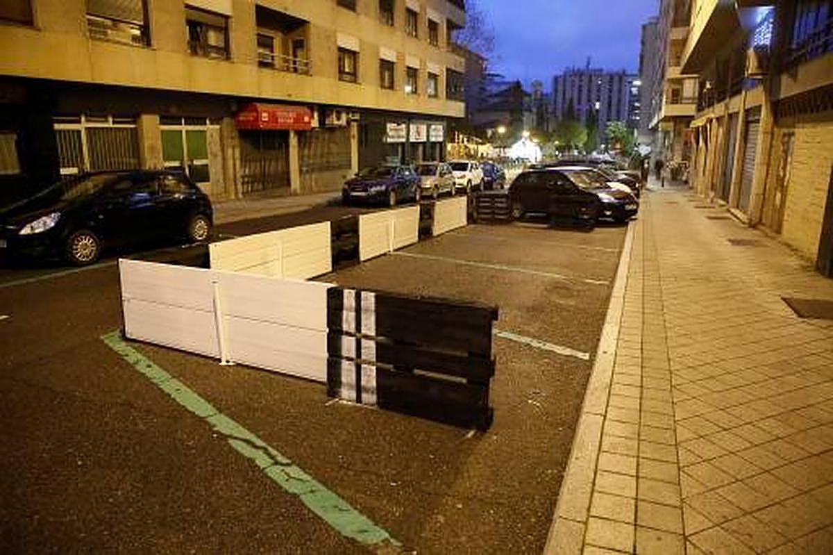 Plazas de la zona ORA de la calle Escultor Martínez Montañés reservadas para una terraza.