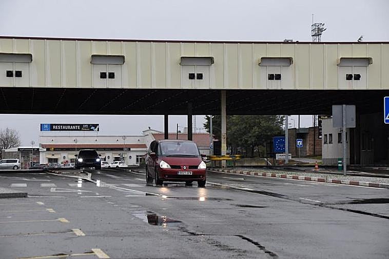 Vehículos atravesando la frontera entre Fuentes de Oñoro y Vilar Formoso durante la mañana de este  pasado domingo.