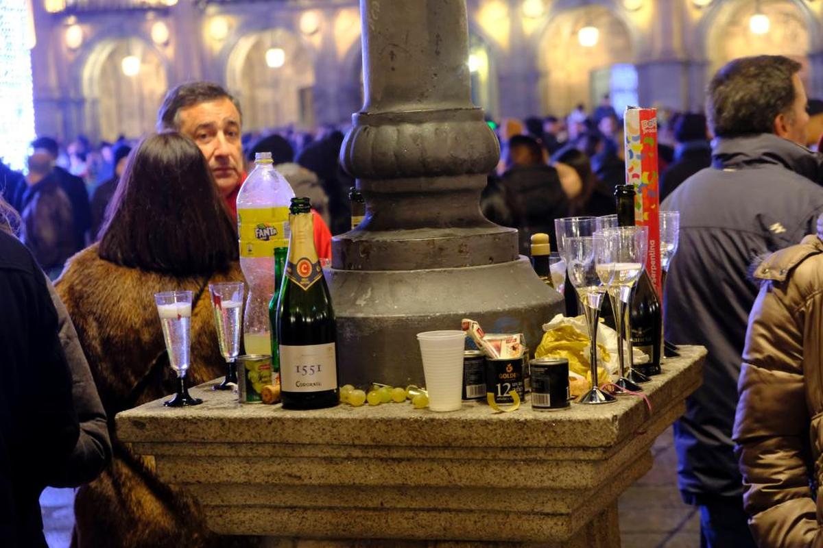 Restos de la celebración de Nochevieja en la Plaza Mayor el año pasado