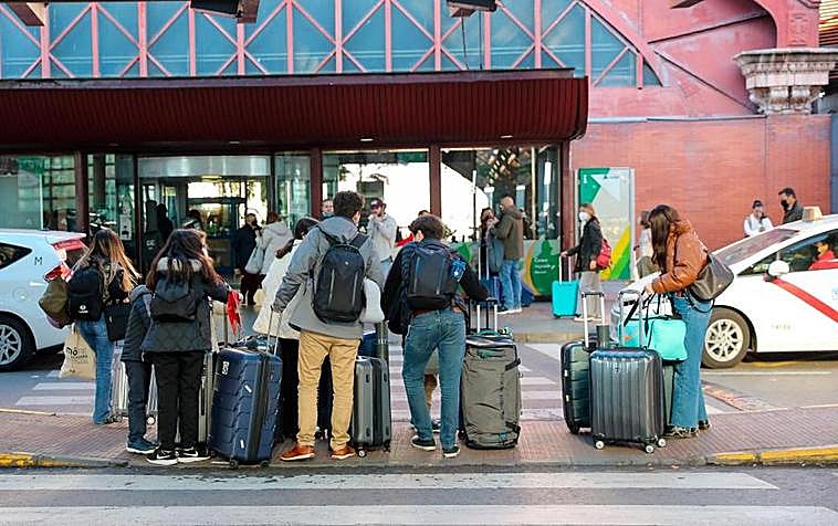 Viajeros en la estación de Atocha